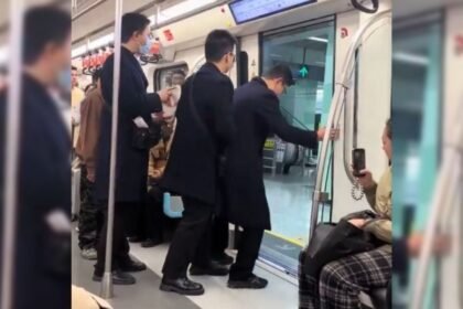 Técnicos chinos reparan puertas de tren ligero en menos de un minuto