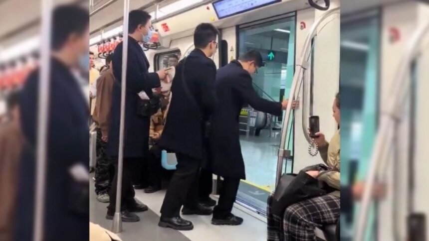 Técnicos chinos reparan puertas de tren ligero en menos de un minuto