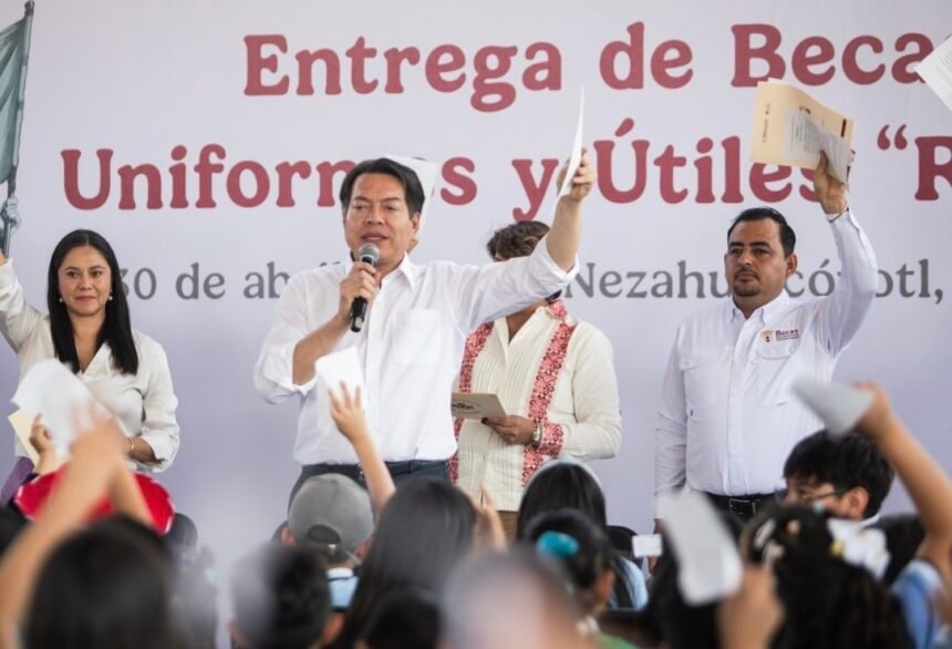 Gobierno inicia entrega de tarjetas de la Beca Rita Cetina