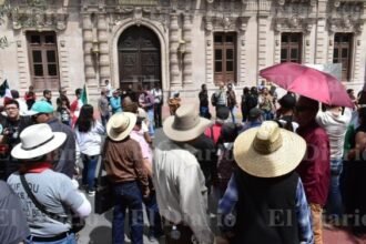 Manifestantes protestan pacíficamente en Palacio de Gobierno Chihuahua