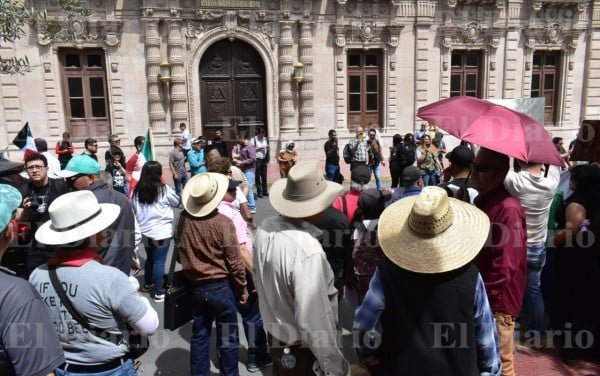 Manifestantes protestan pacíficamente en Palacio de Gobierno Chihuahua