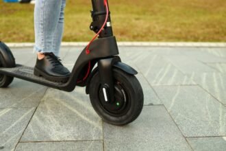 CDMX exige placas, licencia y casco para scooters eléctricos 2026