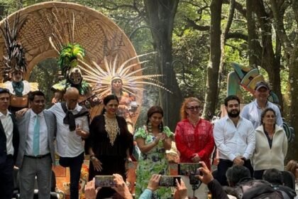 Desfile cultural y leyendas del fútbol en Reforma rumbo al Mundial
