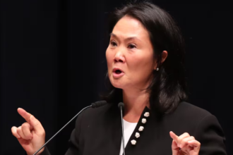 Keiko Fujimori lidera balotaje en Perú con estrecho margen