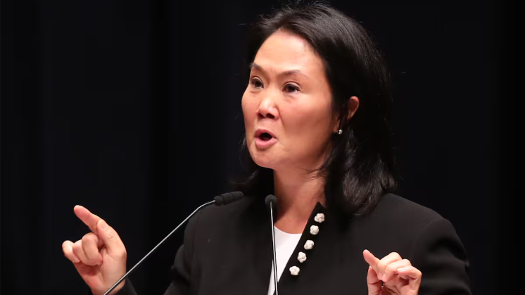 Keiko Fujimori lidera balotaje en Perú con estrecho margen