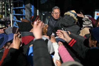 Gobierno de Bolivia invita a la central obrera a diálogo por crisis