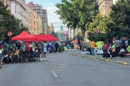 CNTE instala plantón en 20 de Noviembre por demandas laborales