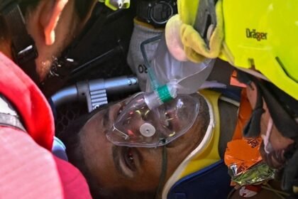 Rescatan con vida a un niño tras sismos en Venezuela