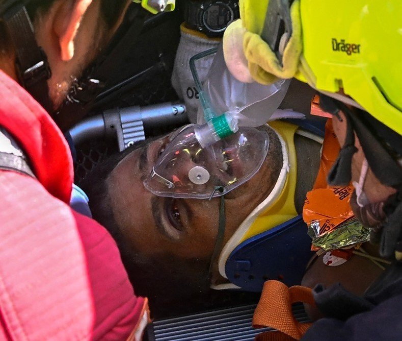 Rescatan con vida a un niño tras sismos en Venezuela