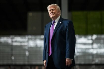 EE.UU. presenta pasaporte patriota con silueta de Donald Trump