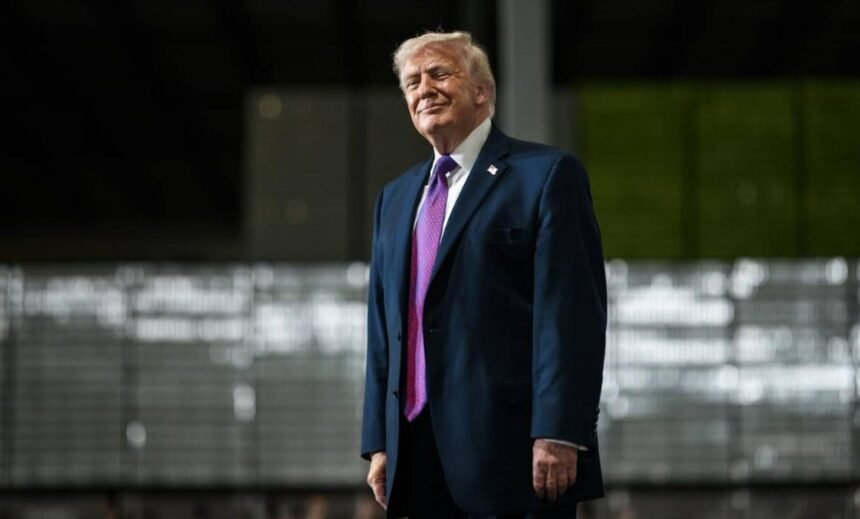 EE.UU. presenta pasaporte patriota con silueta de Donald Trump