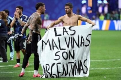 Reino Unido pide investigar pancarta sobre Malvinas en Argentina