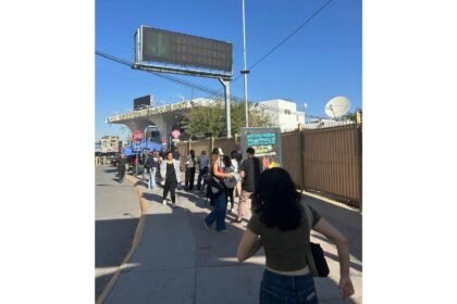 Largas filas para peatones en el puente Paso del Norte