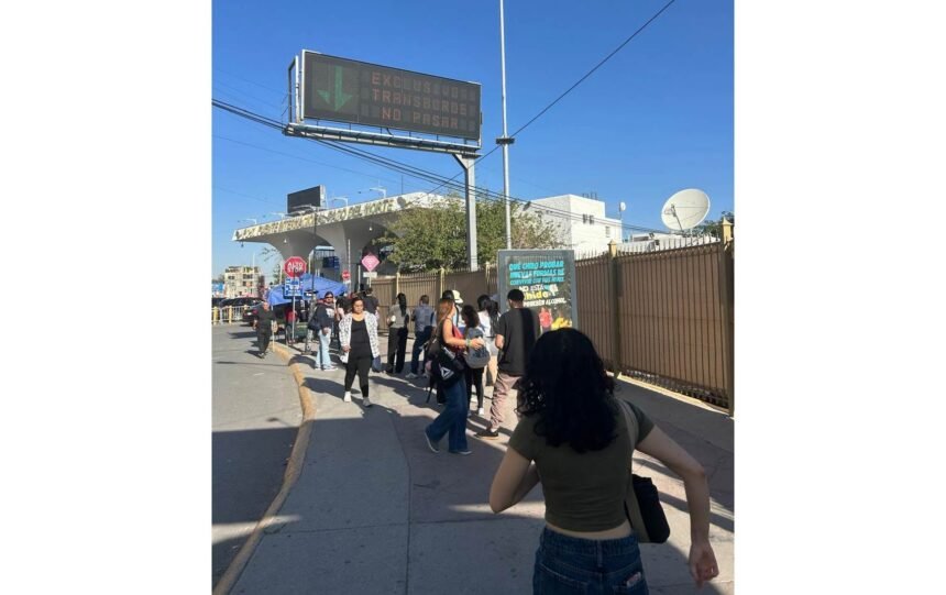 Peatones enfrentan largas filas en el Puente Paso del Norte