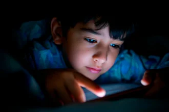 Rezago educativo en Coahuila por abuso de celulares en niños