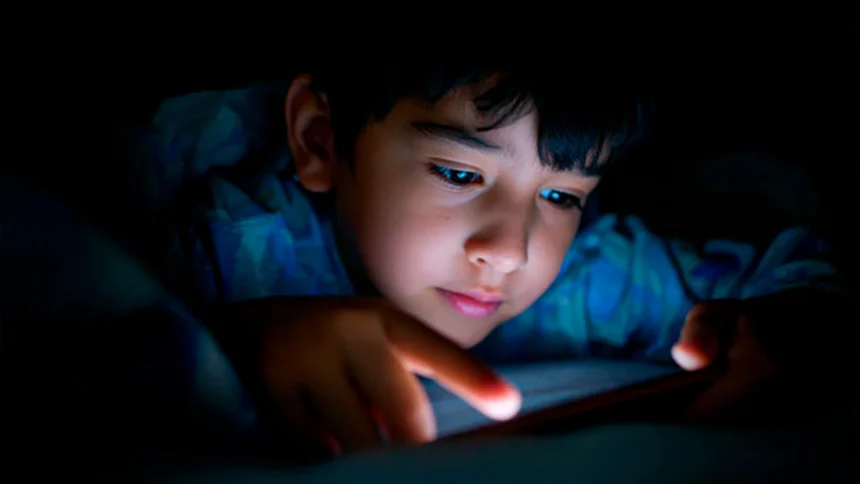 Rezago educativo en Coahuila por abuso de celulares en niños