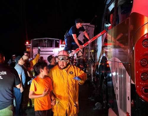 Choque en Sonora deja un muerto y 37 heridos en la México 15