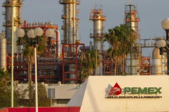 Sheinbaum garantiza pago de adeudos pendientes a proveedores de Pemex