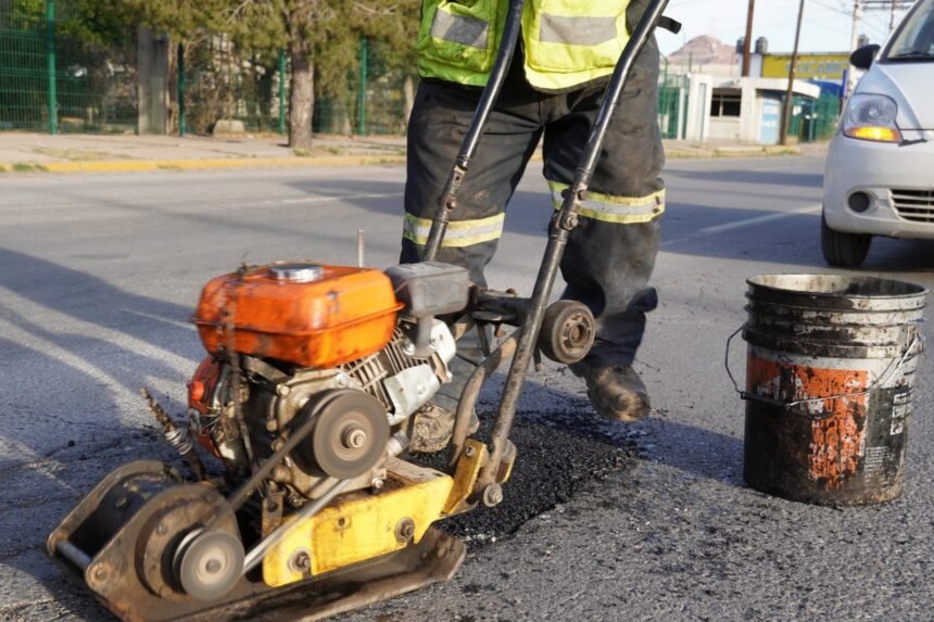 Reparan baches en 10 zonas de Chihuahua para mejorar vialidades
