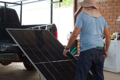 Paneles solares llevan energía limpia a zonas rurales de Chihuahua