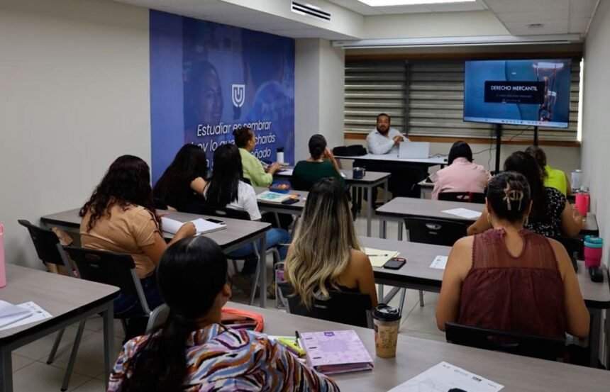Universidad de las Mujeres supera 100 alumnas en Derecho en 2026