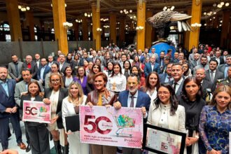 Correos de México lanza estampilla por 50 años de Profeco