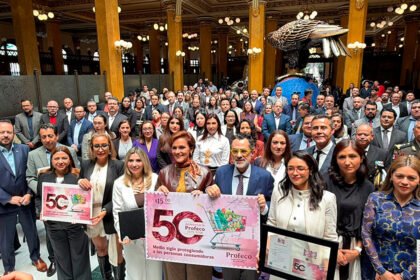 Correos de México lanza estampilla por 50 años de Profeco