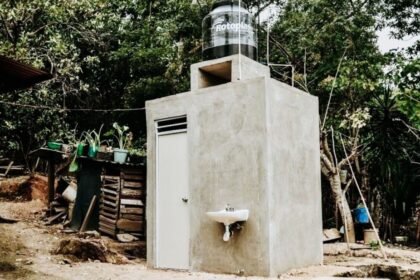 Instalan baños ecológicos a familias rarámuris en Chihuahua