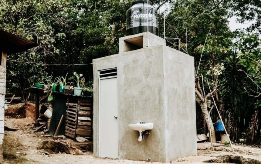 Instalan baños ecológicos a familias rarámuris en Chihuahua